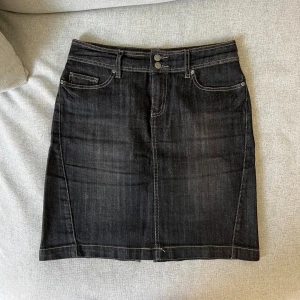 Jeanskjol - Halvlång jeanskjol. Slutar över knäna på mig som är 170. Mörkare jeans färg. Lite större i storleken, passar runt S/M. 