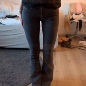 Snygga bootcut jeans från lager 157 o storlek xs. De passar mig som vanligtvis bör 36 i jeans och andra byxor. Skriv vid frågor eller fler bilder🥰