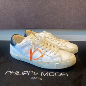 Philipe Model Skor  - Hej! Säljer nu mina skor storlek 41, från märket Philipe Model , bra skick, tveka inte på att höra av dig om du har frågor eller funderingar kring skorna! 