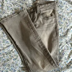 Säljer mina jeans från Gina tricot i strl 38💗 Köpta för någon månad sedan så är i mycket bra skick. De har fickor med knapp. Är lite korta på mig som är 173.  Nypris:499