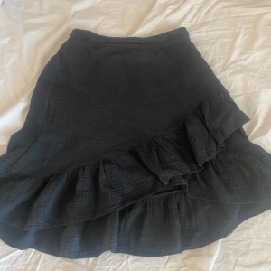 Kjol  - Jag säljer denna fina kjolen! I storlek S men den är stretchig så passar nog en M också. Är osäker men jag köpte kjolen för antigen 299 eller 399kr. Använd Max 2 gånger. Hör av er om det finns några funderingar! 