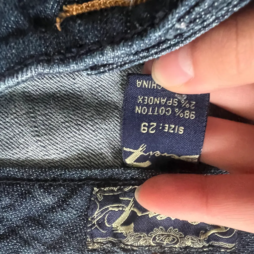 säljer seven for all mankind jeans i VÄLDIGT bra skick. Original pris är typ 3000kr men dem är vintage så jag säljer dem billigt. Skriv om ni har frågor eller funderingar!!🥰☮️(storleken är W29 men det passar på mig som ör W25-26). Jeans & Byxor.