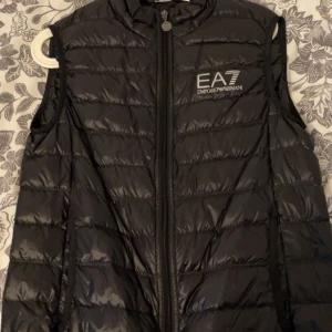 Ea7 väst  - Hej säljer min Armani väst som är i nytt skick och prefekt nu inför sommaren. Den är storlek Xs. Pris diskuteras vid snabbare affär