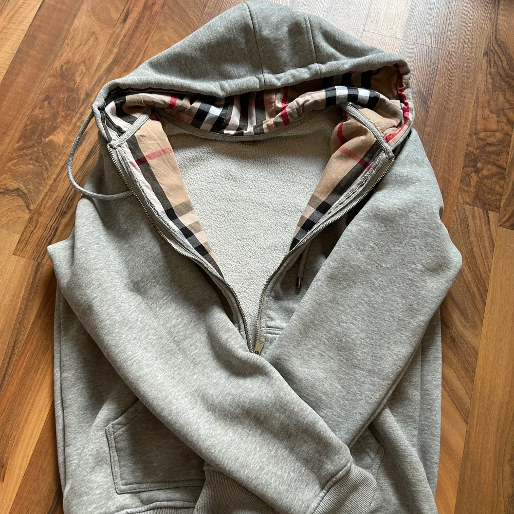 Hej, säljer nu min sjukt snygga burberry hoodie i grå, storlek m. Priset kan diskuteras vid snabb och bra affär. 🤝🏼. Hoodies.