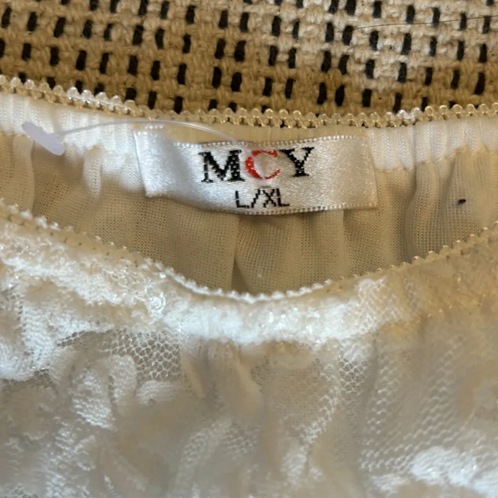 en vit spets midi kjol! säljer då jag har flera liknande <3 står storlek L/XL men skulle snarare säga S/M. Kjolar.