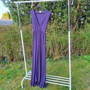 Esprit långklänning med paljetter XL - Använde den här dom gravidklänning en gång. Fint skick! 