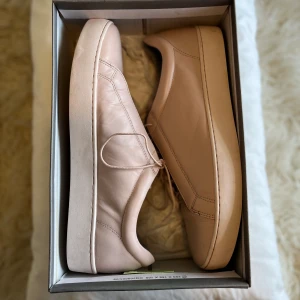 Rosa skor - Mjuka och sköna sneakers i skin. Ljus/gammel råsa. Knappt använda.