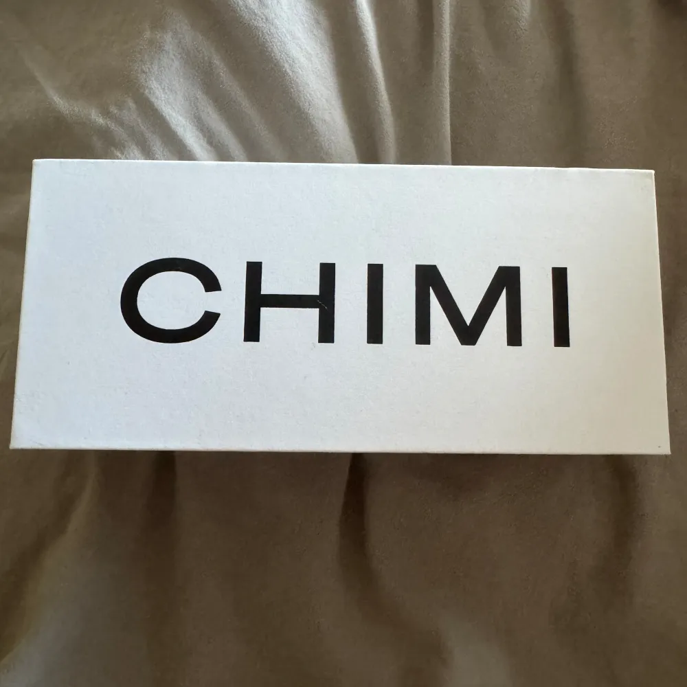 Säljer dessa chimi solglasögon i modellen 04. Köptes online på chimis hemsida i början av sommaren förra året, men de har använts fåtal gånger, så de är i väldigt bra skick. Bara att höra av sig vid frågor! Nypris 1300. Accessoarer.