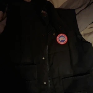 Canada goose väst  - Hej! Säljer min canada goose väst då jag inte använder den längre möts upp i Uppsala 