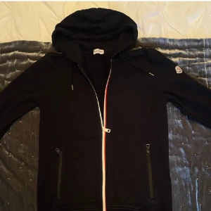 Moncler hoodie - Tja, säljer min moncler hoodie. Knappt använd och i jätte bra skick, de finns även nfc tag på om nån vill ha bevis på att den är äkta