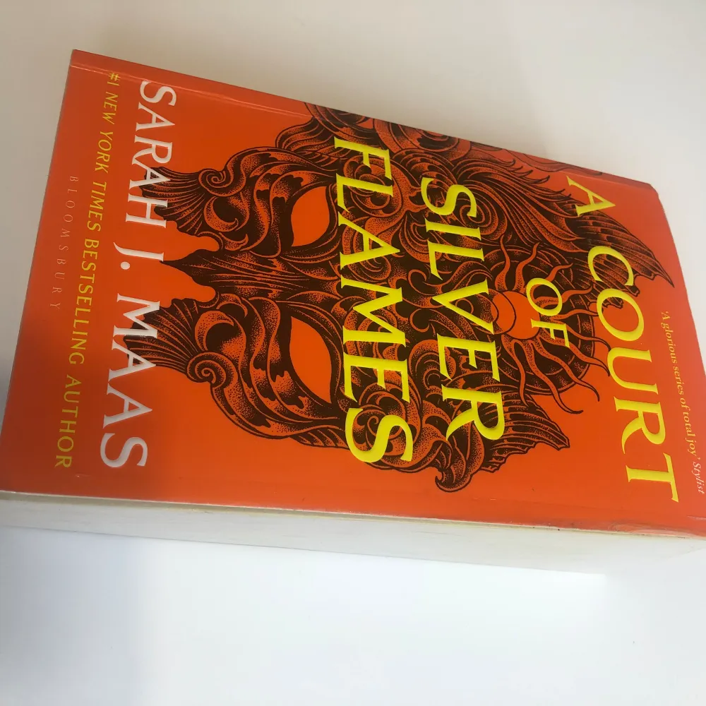 has a bit tape of the side but other than that perfectly on good shape   #sarahjmaas #acotar #acourtofsilverflames #booktok #books #englishbooks #english. Accessoarer.