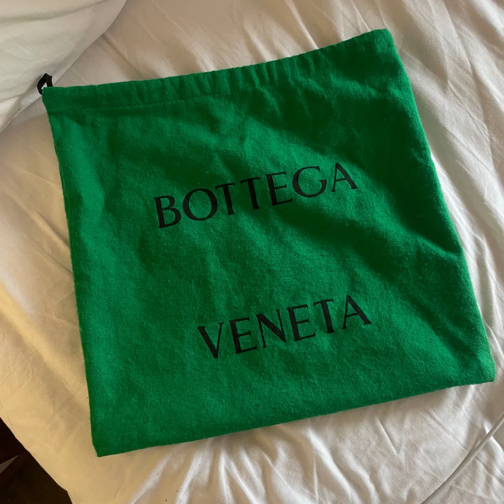 ”Bottega Veneta” jodie väska, ljusgul. Köpt våren 2023.  Dustbag tillkommer!! Bara att fråga om fler bilder! Pris kan diskuteras snabb affär❤️. Väskor.