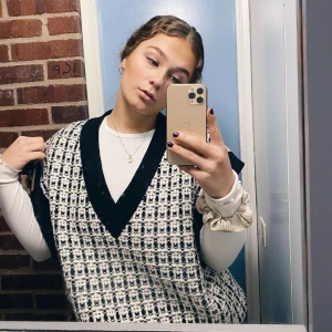 Stickad väst - Snygg väst från Gina Tricot.  Storlek L. 300:-.