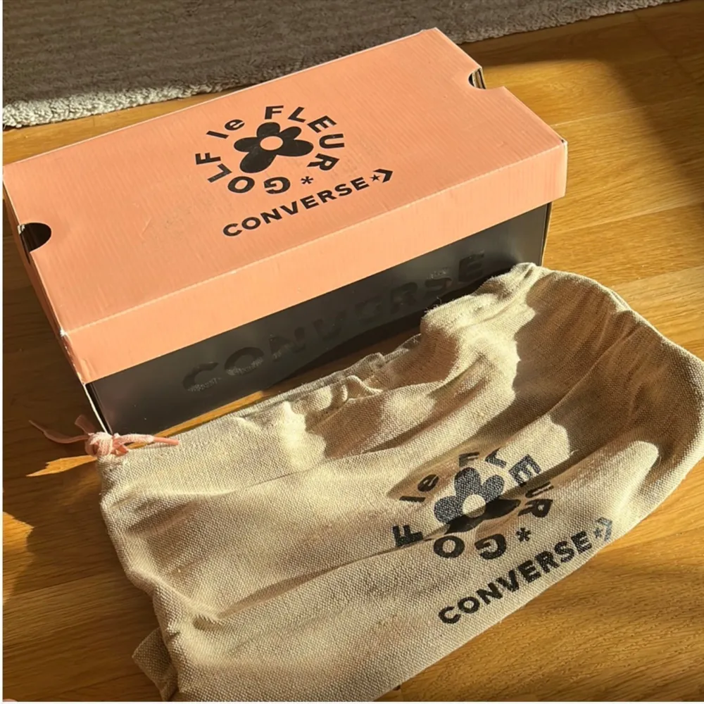 Converse x GOLF le FLEUR, ett samarbete med Tyler, The Creator i storlek 37, sparsamt använda men finns lite spår av använding (se bilder). Skolåda och dustbag medföljer.  Säljes för 550 eller högst bud  Säljer då de tyvärr är lite för stora för mig.. Skor.