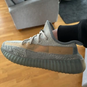 Yeezy 350 Israfil  - Yeezy 350 Israfil  -Size 43 -Cond 9/10 -Köpta på CONFIRMED  -boxen tillkommer perfekt skick  Pris kan diskuteras  