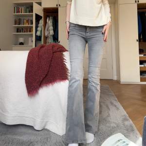 Low Rise jeans från Gina i snyggaste gråa färgen🩵Strl 32! Säljer då jag har 2 par🥰 nypris ca 499kr❤️