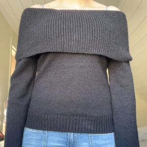 Offshoulder tröja - Jätte snygg offshoulder tröja i svart! (Samma tröja som den vita jag sålde fast annan färg) 🩷