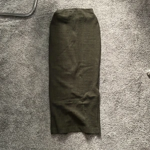 Lång tajt kjol - En fin lång militär grön kjol. Väldigt fin med slits bak på benen 💕