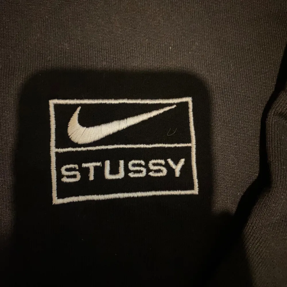 Denna svarta Nike Stussy sweatshirt i storlek small, men sitter oversized, är perfekt för en avslappnad och trendig look.  Denna sweatshirt är ett utmärkt val för den som vill ha en bekväm och stilfull outfit. . Hoodies.