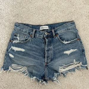 Zara jeans shorts  - Säljer dessa jeans shorts ifrån Zara då dom sitter lite tajt på mig. Använda ett fåtal gånger. Priset kan diskuteras💗
