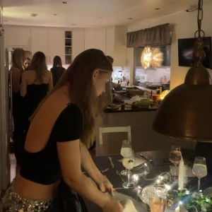 glitterkjol - säljer nu min glitterkjol från cider då den är för stor😭😭är vanligtvis mellan S-M men köpte denna i S, skulle säga att den passar M-L🙏 hör av er vid frågor 😭