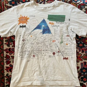 Cool T-shirt - Jean-michel basquiat x Uniqlo Tshirt, använd någon enstaka gång så skulle säga att den är i nyskick.  Stl Men XS men sitter bra på mig som vanligtvis har S på tröjor
