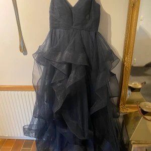 Marinblå balklänning - Fin balklänning från JJ’s house! Köpt här på Plick men säljer pga att den inte passade mig💗