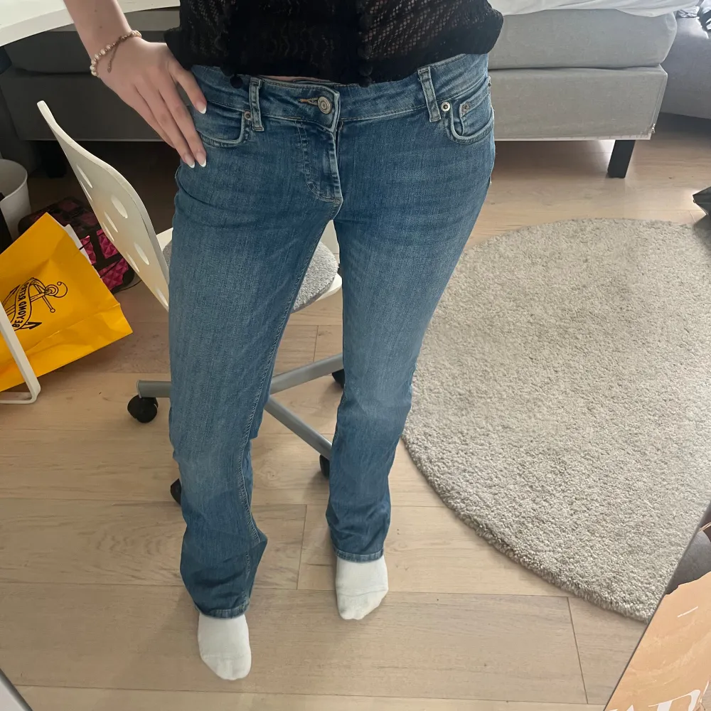 Lågmidjade jeans som sitter så snyggt på. Jeans & Byxor.