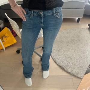 Lågmidjade jeans som sitter så snyggt på