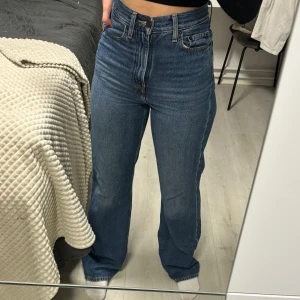 Levi’s jeans  - Levi’s jeans i strl 24, minimala slitningar som syns på bild 4, annars i utmärkt skick. Jenssen passar till allt! 
