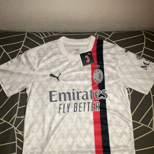 Ac Milan tröja - En snygg Ac Milan 23/24 bortatröja i storlek S, passar perfekt inför sommaren. Tröjan är i nyskick och typ helt oanvänd (testad). Säljer för att jag har många fotbollströjor. 