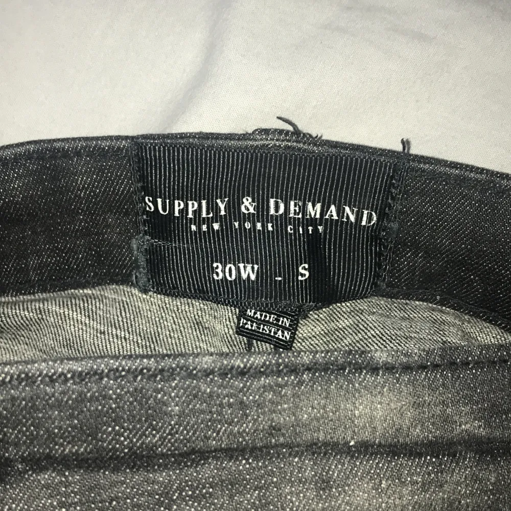 Supply demand jeans bra skick. Köpta för 600kr st. 200kr för ett par och 350kr för båda två. Jeans & Byxor.