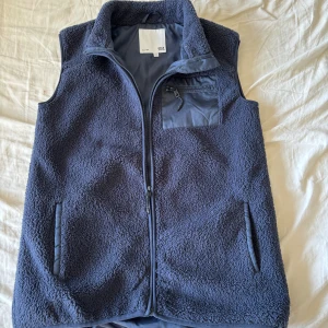 Väst  - Hej säljer denna fleeceväst från lager, cond 9/10, storlek s
