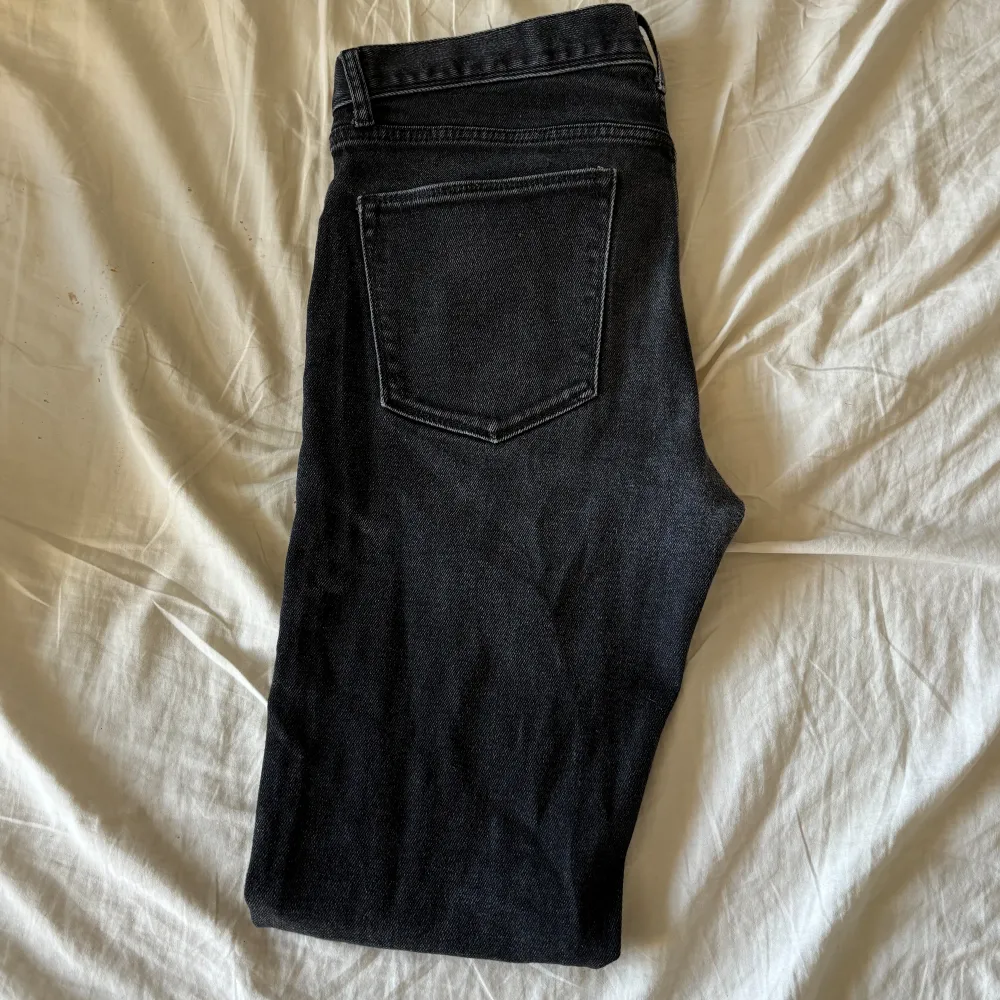 Hej säljer dessa jeans från j.Lindeberg. Cond 9/10, storlek 33/34, nypris runt 1500!. Jeans & Byxor.