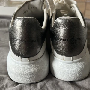 Alexander mcqueen skor  - Alexander mqueen skor, super skick💕 säljer för dom är lite stora för mig🥰 skriv för mer information, äktehetsbevis finns