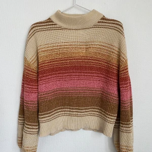 Stickad tröja - Jättefin stickad tröja från Monki i jättebra skick! Storlek XS men funkar även S. Kan mötas upp i Lund, annars tillkommer frakt 🌟🌟