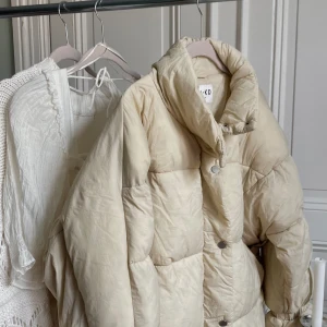 Beige Jacka (puffer) från NAKD - Superfin puffer jacka från NA-KD i beige. Varm och skön, och passar jättebra till höst och vinter. Har inte användning av den längre då jag numer bor i Italien, men hoppas någon annan därav ska få nytta av den ! 💗