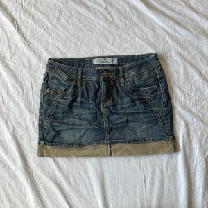 Vintage kjol - Bra skick! Mått: midjemått rakt över 39 längd 34cm💗 har inga bilder på!