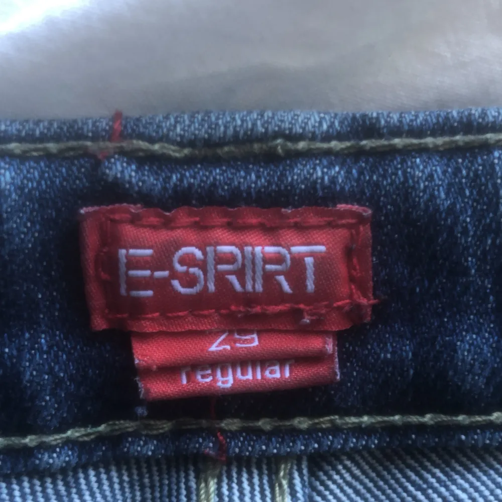 Skitsnygga vintage jeans från Esprit. De är lite ljusare i verkligheten än på bilden. Det står storlek 29 och de passar mig som har str XS-S men de är väldigt stretchiga så de kan kanske passa M också💗. Jeans & Byxor.