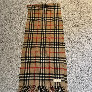 Burberry Halsduk - Burberry halsduk Skick: 8/10 100% kashmir ONESIZE  Nypris: 4600:-  Hmu för frågor