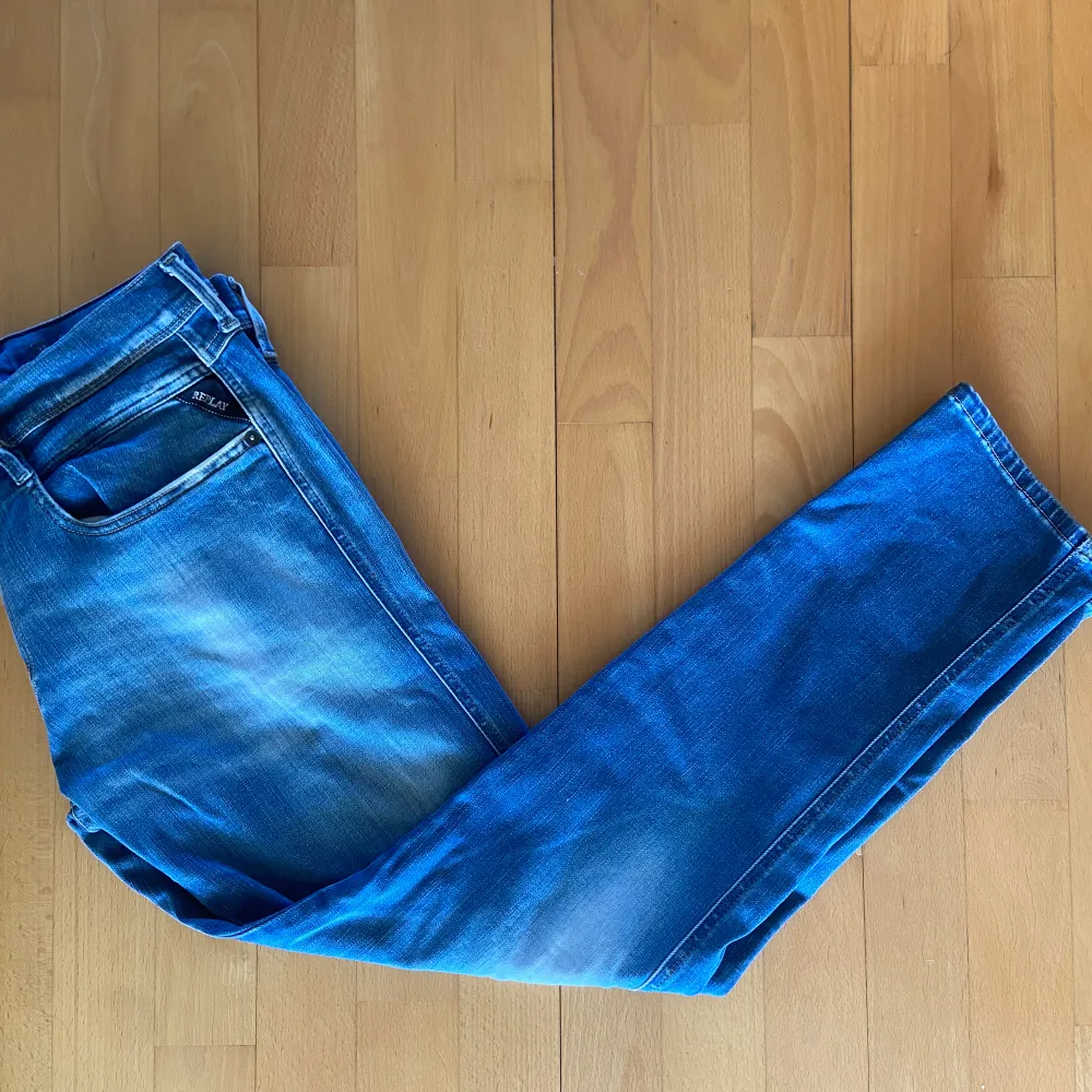 Ett par riktigt snygga replay jeans,  de är storlek 33 och använda ett fåtal gånger pris kan diskuteras vid snabb affär. Jeans & Byxor.