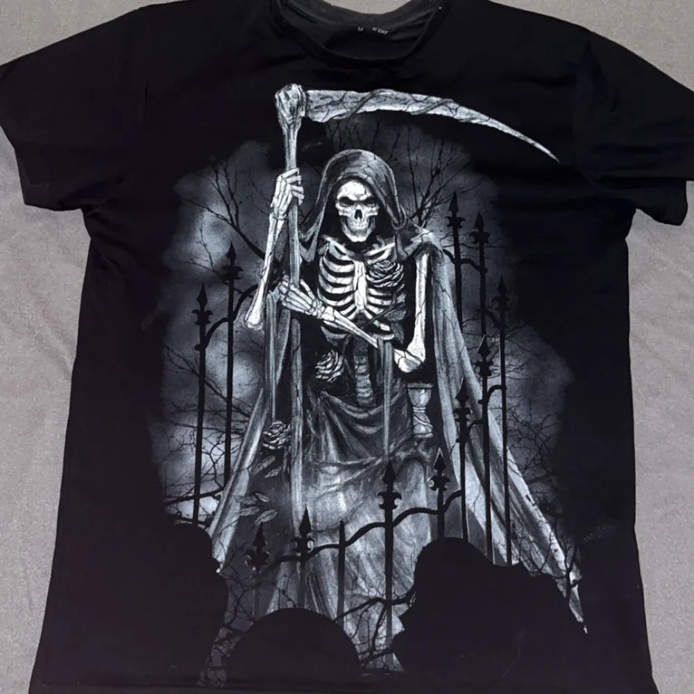Grim Reaper tryck med mycket hög kvalitet och i topp kvalitet . T-shirts.