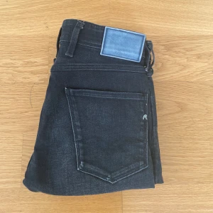 Replay jeans - Säljer dessa slim jeans från Replay i modellen anbass. Storleken är 27/32. Jeansen är i toppskick och har inga tecken på användning.