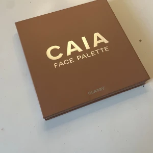 CAIA face palette - Säljer min CAIA face palette då den aldrig kommit till användning💞 som man ser är den helt ny med enbart ett litet jack i sin💞nypris 445kr💞
