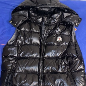 Moncler vöst  - Säljer nu på grund av att det var för stor, fick den som present.