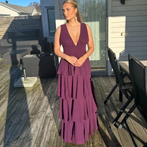 Balklänning - Sjukt fin balklänning från LULUS i storlek M. Aldrig använd bara testad prislapp och påse kvar. Jag är 169cm lång.🪩💖nypris 1750kr och går ej att få tag på denna färg längre! Samt dyra frakt och tullavgifter.