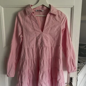 ROSA ZARA KLÄNNING - Säljer denna klänning från Zara i storlek XS vilket var alldeles för litet på mig som är 169 och vanligtvis bär storlek S💝 köpt här på plick men är i gott skick.