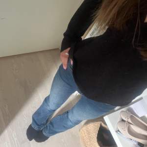 Jättefina Bootcut Jeans (midwaist) som jag säljer i storlek 34 och passar mig som är 165cm, dem är lite slitna nertill men annars inga defekter❣️🙌🏻⭐️