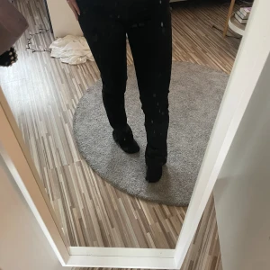 Jeans bootcut  - Bootcut jeans från Gina Tricot💕Medelhög midja och ganska långa ben. Använd ett fåtal gånger och nästan nyskick:) Nypris 499kr