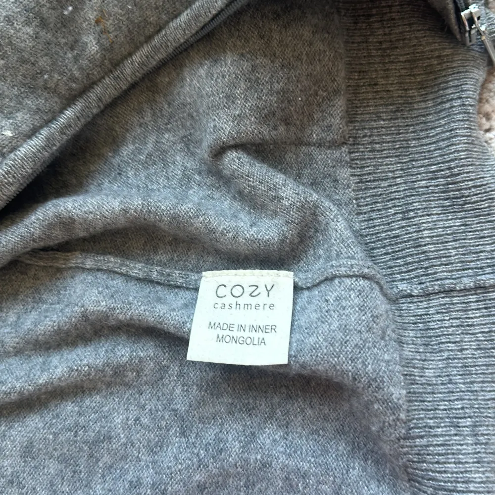 Säljer denna hoodie från cozy cashmere❤️ har slutat använda och skulle vilja köpa en ny i en annan färg❤️ den är 100% äkta Kashmir! Ser nästan ut som en soft goat hoodie! Ny pris 2095 och kan diskutera pris privat om ni skulle vilja de❤️ . Hoodies.